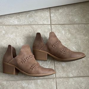 Universal Thread notch bootie- taupe